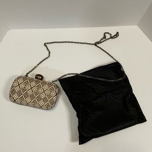 URBAN EXPRESSIONS Clutch